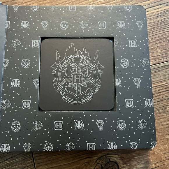 Harry Potter Hogwarts Coaster Book - Gold and Black - Picture 3 of 8